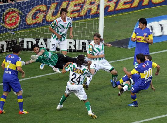 El jugador de Boca Juniors Darío Cvitanich (d) convierte un gol frente a Banfield. Foto: EFE