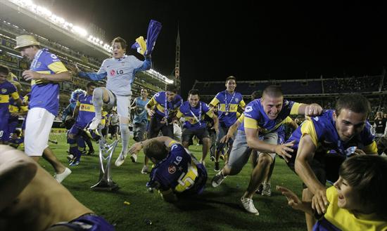 Los jugadores de Boca Juniors celebran al coronarse campeón luego de vencer a Banfield. Foto: EFE