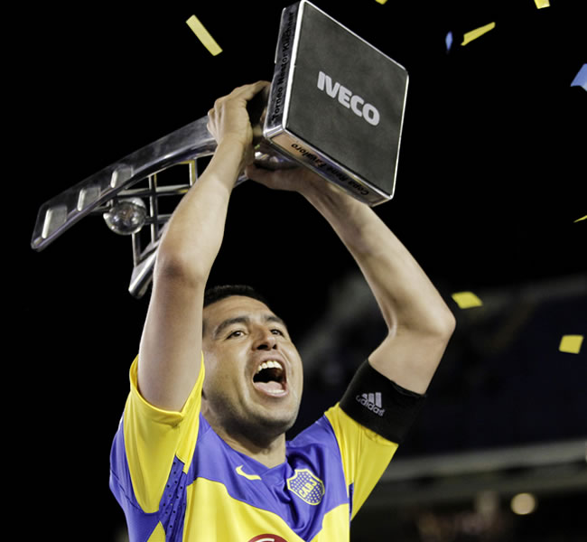 El jugador de Boca Juniors Juan Riquelme levanta el trofeo de campeón. Foto: EFE