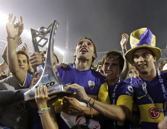 Los jugadores de Boca Juniors celebran con el trofeo de campeón. Foto: EFE