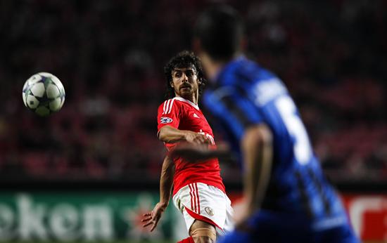 El jugador del Benfica Pablo Aimar (i) mira el balón ante un jugador no identificado del Otelul Galati. Foto: EFE