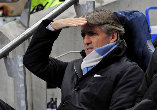 El DT Roberto Mancini del Manchester City observa el juego de su equipo ante el Bayern Munich. Foto: EFE