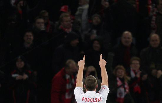 Lukas Podolski del Colonia celebra su gol contra el SC Friburgo durante su partido de la Bundesliga. Foto: EFE