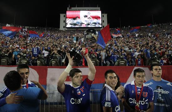 Los jugadores de la Universidad de Chile levantan el trofeo de la Copa Sudamericana. Foto: EFE