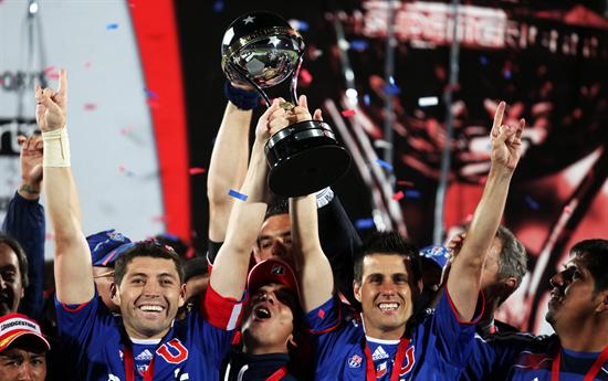 Los jugadores de la Universidad de Chile levantan el trofeo de la Copa Sudamericana. Foto: EFE