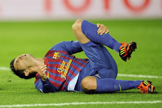 El delantero del FC Barcelona David Villa (d) se retuerce de dolor después de fracturarse la tibia izquierda. Foto: EFE