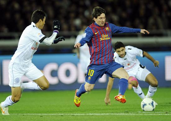 El delantero del FC Barcelona Lionel Messi (c) controla el balón entre dos jugadores del Al Sadd catarí. Foto: EFE