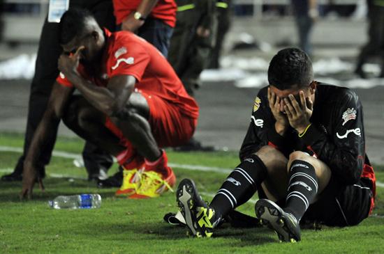 Dos jugadores del equipo América de Cali lloran tras perder en la serie de penaltis contra los Patriotas de Boyacá. Foto: EFE