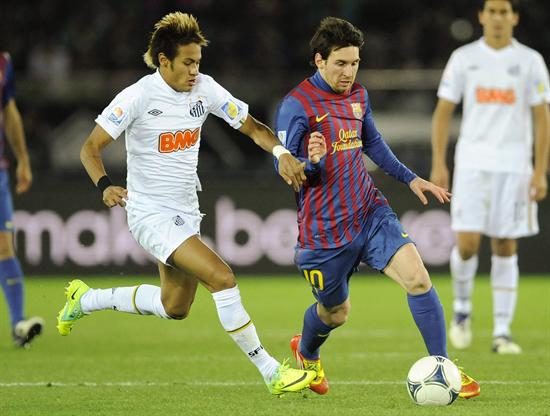 Neymar (i), delantero brasileño del Santos, lucha por el balón con el delantero argentino del FC Barcelona Leo Messi. Foto: EFE