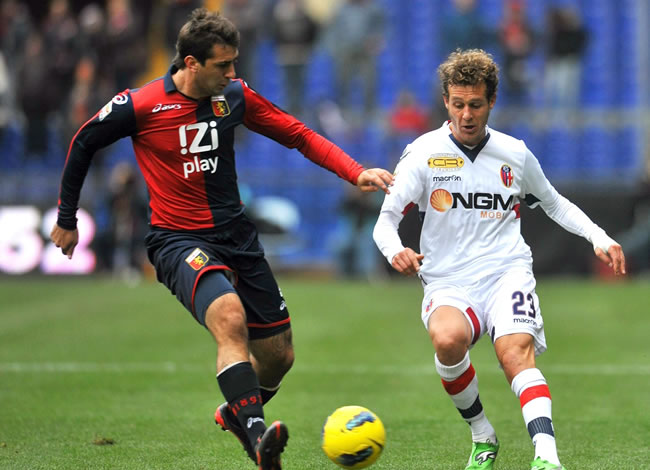 El jugador del CFC Génova, Lucas Pratto (i), lucha por el balón ante el jugador del FC Bolonia, Alessandro Diamanti (d). Foto: EFE