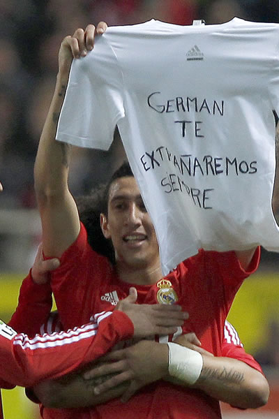 El centrocampista argentino del Real Madrid Ángel di María muestra una camiseta en recuerdo a su suegro fallecido. Foto: EFE
