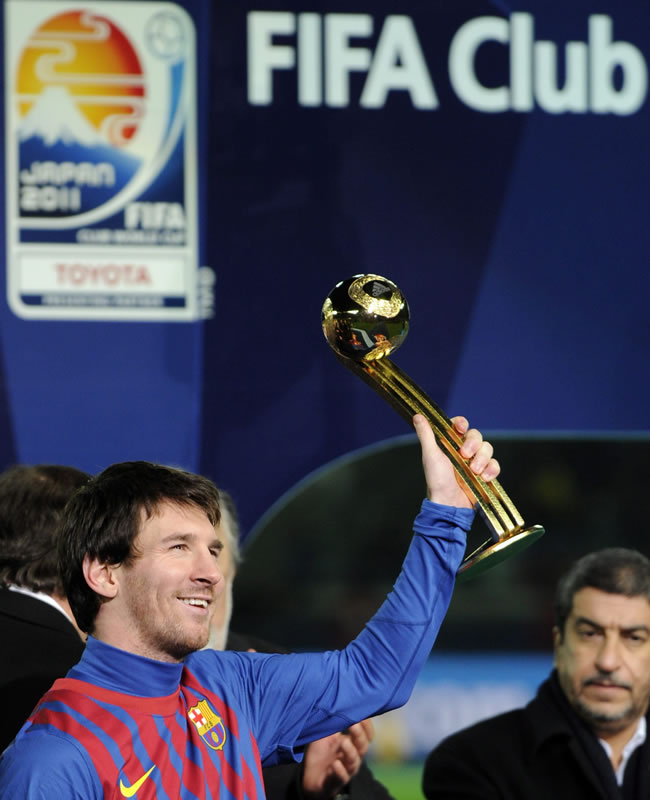 El argentino del FC Barcelona Leo Messi (i) levanta el trofeo que acredita a su equipo como campeón del Mundial de Clubes. Foto: EFE
