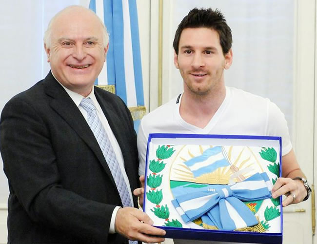 Lionel Messi y el senador Miguel Lifschitz. Foto: EFE