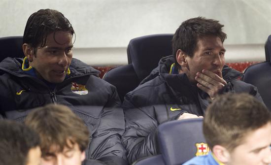 El delantero argentino FC Barcelona, Leo Messi (d) y el brasileño Maxwell, en el banquillo. Foto: EFE