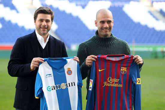 Los entrenadores del Espanyol, el argentino Mauricio Pochettino (i) y del FC Barcelona, Josep Guardiola, posan con las camisetas de sus respectivos equipos. Foto: EFE