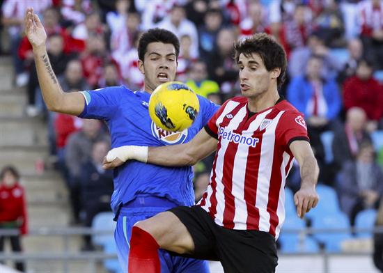 El delantero venezolano del Getafe CF Nicolás Fédor Flores "Miku" (i) pugna por el balón con el defensa del Athletic de Bilbao Javi Martínez. Foto: EFE