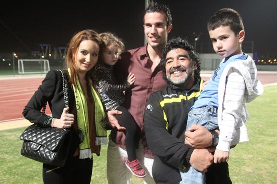Robin van Persie (c), su mujer Bouchra (i), y sus dos hijos, junto al entrenador argentino del Al Wasl FC, Diego Maradona. Foto: EFE