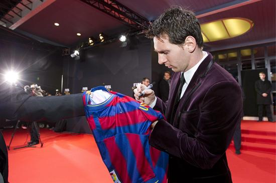 El delantero argentino del FC Barcelona Lionel Messi firma un autógrafo. Foto: EFE