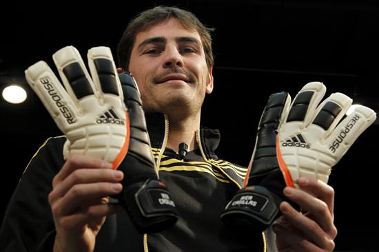 Iker Casillas, capitán del Real Madrid, posa durante un acto publicitario en el que presentó sus nuevos guantes y botas. Foto: EFE
