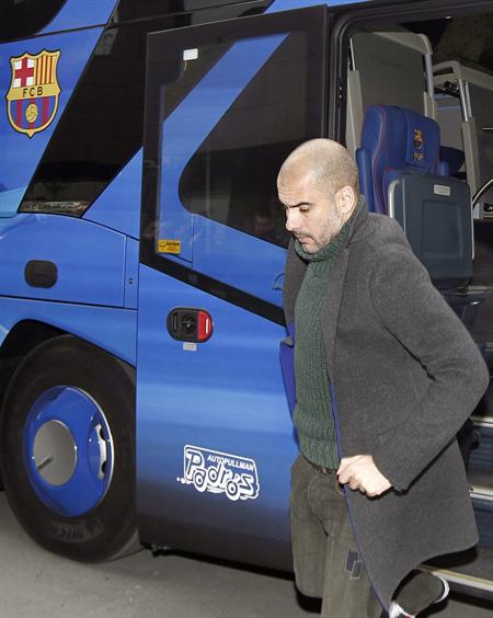 El DT del FC Barcelona, Josep Guardiola, a su llegada a un hotel de la capital navarra donde se alojará junto al resto de la plantilla blaugrana. Foto: EFE