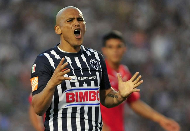 Humberto Suazo está muy enojado con su club, Los Rayados de Monterrey. Foto: EFE