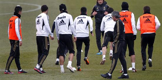 El técnico portugués José Mourinho observa a sus jugadores durante el entrenamiento del Real Madrid. Foto: EFE