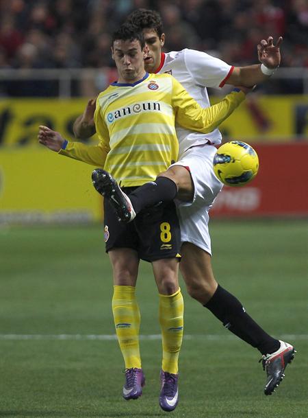 El delantero del RCD Espanyol Álvaro Vázquez (i) pugna por el balón con el defensa argentino del Sevilla Federico Fazio. Foto: EFE