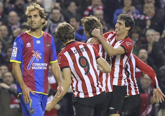 El defensa del Athletic de Bilbao Amorebieta (2d) celebra su gol, junto a sus compañeros Llorente (2i) y Martínez (d) ante el centrocampista del Levante UD Barkero. Foto: EFE