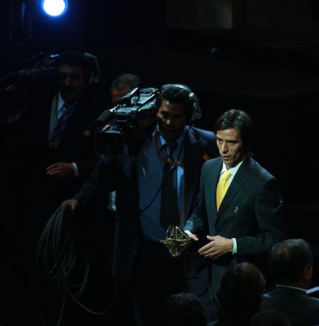 El argentino del Tigres, Lucas Lobos, recibe el trofeo de como centro ofensivo. Foto: EFE