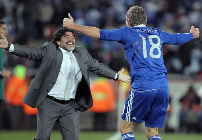 Maradona y Palermo con la Albiceleste en el Mundial 2010. Foto: EFE