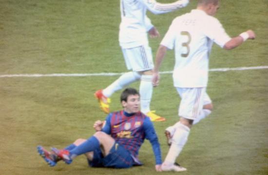 Imagen de TV facilitada por Canal Plus del portugués del Real Madrid, Pepe (d), pisando al argentino Leo Messi, del FC Barcelona. Foto: EFE