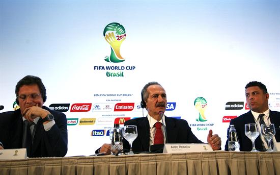 El secretario general de la FIFA, Jérôme Valcke (i), escucha al ministro de Deporte de Brasil, Aldo Rebelo (c), junto al exjugador brasileño Ronaldo. Foto: EFE