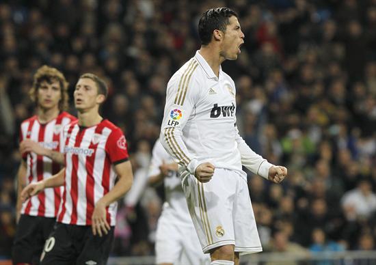 El delantero portugués del Real Madrid Cristiano Ronaldo celebra su gol ante el Athletic de Bilbao en el estadio Santiago Bernabéu. Foto: EFE