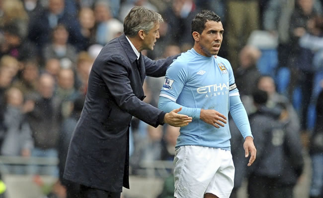 Roberto Mancini y Carlos Tévez (Manchester City). Foto: EFE
