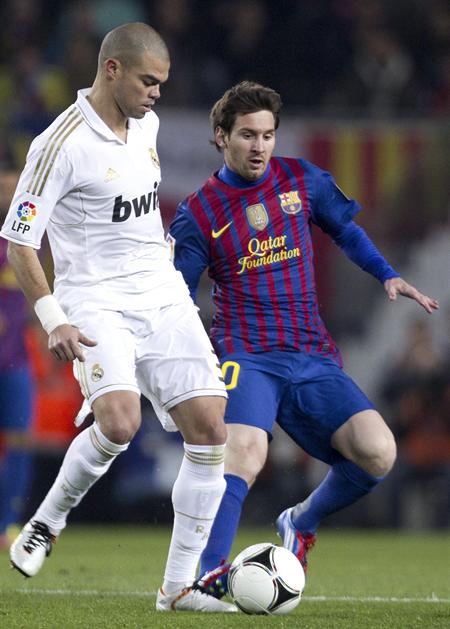El defensa del Real Madrid, Pepe (i), ante el argentino del FC Barcelona, Leo Messi. Foto: EFE