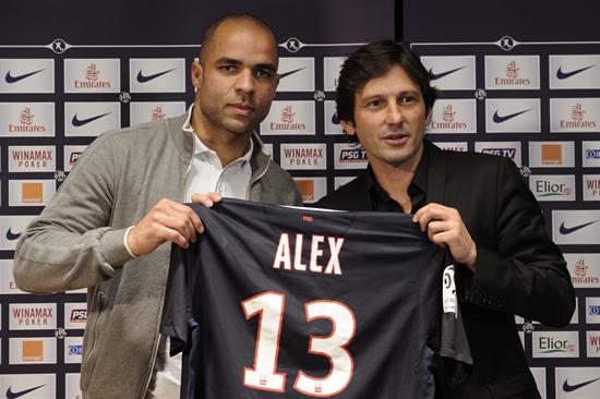 El defensa brasileño Alex (i) junto a Leonardo (d), durante su presentación como nuevo jugador del Paris Saint-Germain (PSG). Foto: EFE