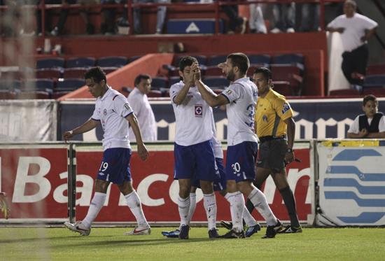 El delantero de Cruz Azul, Emanuel Villa (d) celebra una anotación ante Atlante. Foto: EFE