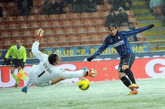 El delantero argentino Diego Milito (d), del Inter de Milán, marca un gol durante el partido de Serie A. Foto: EFE