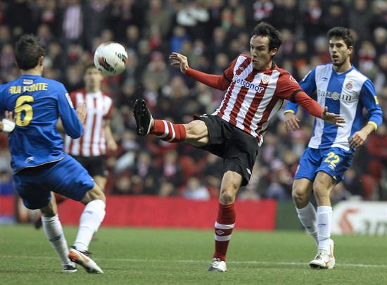 El centrocampista del Athletic de Bilbao David López (c) disputa un balón con el delantero portugués del RCD Espanyol Rui Fonte. Foto: EFE