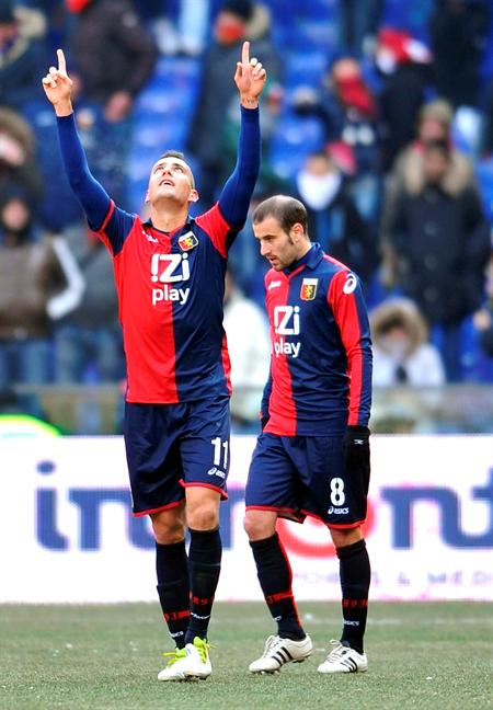 El serbio del Génova Bosko Jankovic (i) celebra su gol marcado al Lazio, junto a su compañero argentino Rodrigo Palacio. Foto: EFE