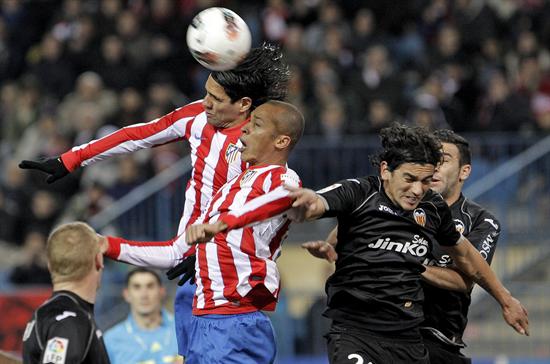 Los jugadores del Atlético de Madrid Radamel Falcao (i) y João Miranda (2i) pelean por un balón aéreo con los jugadores del Valencia CF Alberto "Tino" Costa. Foto: EFE