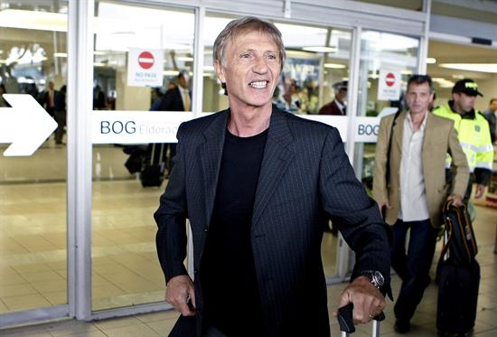El seleccionador de fútbol de Colombia, el argentino José Pékerman, llega al aeropuerto El Dorado de Bogotá. Foto: EFE