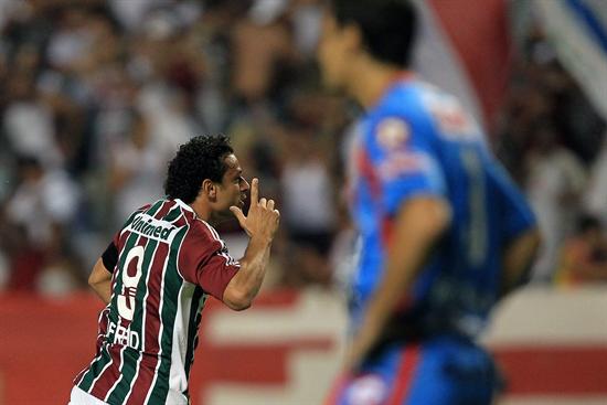 El jugador de Fluminense, Fred (2d), celebra su anotación ante Arsenal. Foto: EFE