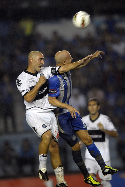 El jugador del Emelec, Luciano Figueroa (d), disputa el balón con Sergio Orteman (i) del Olimpia. Foto: EFE