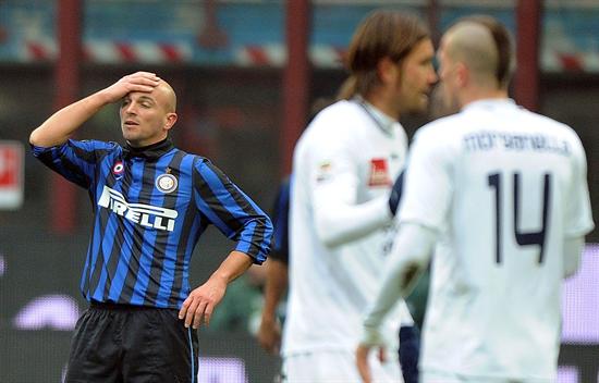 El argentino Esteban Cambiasso del Inter de Milán (i) se lamenta tras una jugada ante el Novara. Foto: EFE