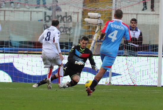 El portero del Catania Tomas Kosicky (c) intenta para un lanzamiento de Rodrigo Palacio del Genoa. Foto: EFE
