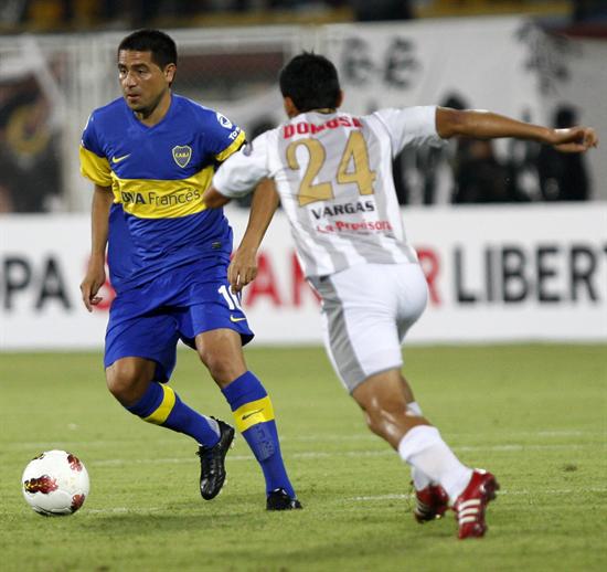 El jugador Luis Vargas (d) del Zamora FC disputa el balón con el jugador Juan Roman Riquelme (i) de Boca. Foto: EFE