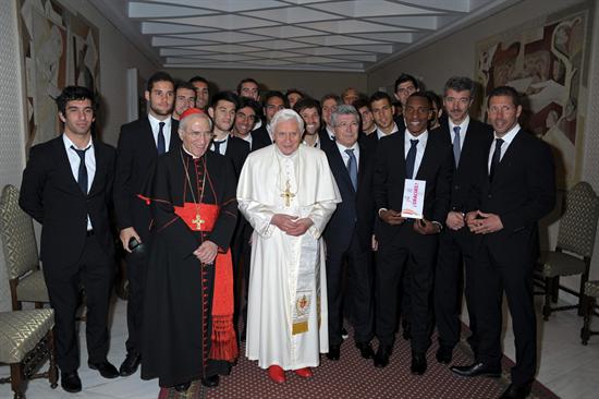 Encuentro privado que mantuvo el Papa Benedicto XVI con el Atlético de Madrid. Foto: EFE