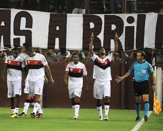 El defensor del Flamengo L. Moura (2-d) festeja su gol ante el Lanús. Foto: EFE