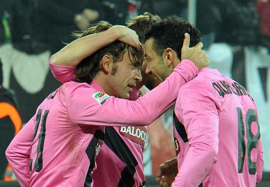 El jugador del Juventus Andrea Pirlo (i) celebra un gol con su compañero Fabio Quagliarella (d) ante el Catania. Foto: EFE